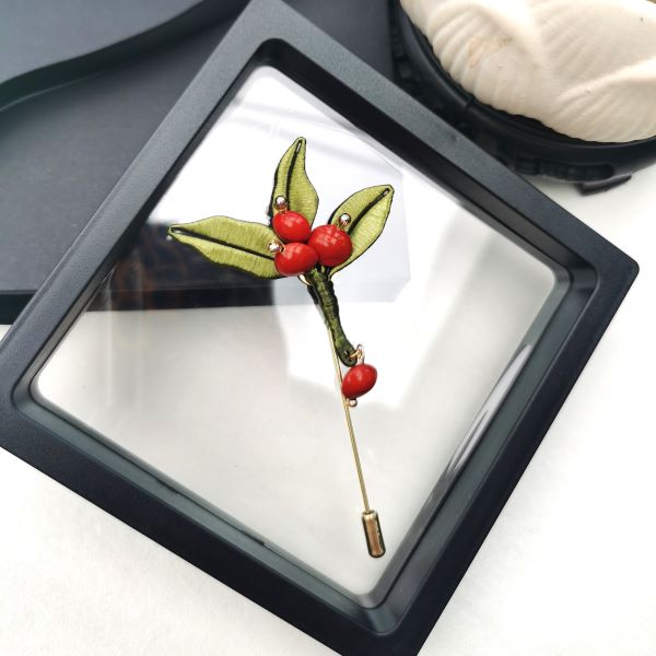 Chanhua Red Bean Brooch - Three Leaves